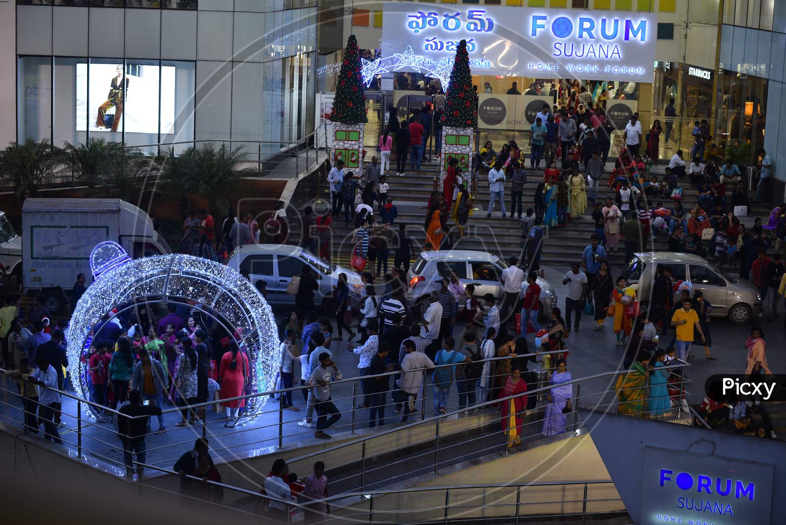 a busy Forum Mall entrance on Christmas Eve