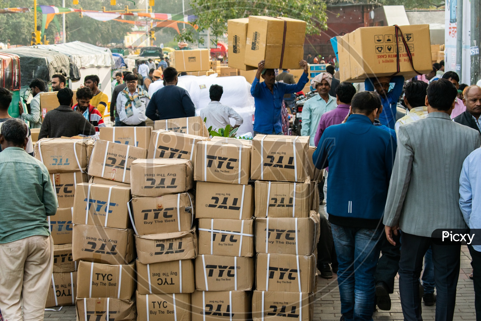 Labour carrying goods and unloaded goods at Chandni chowk