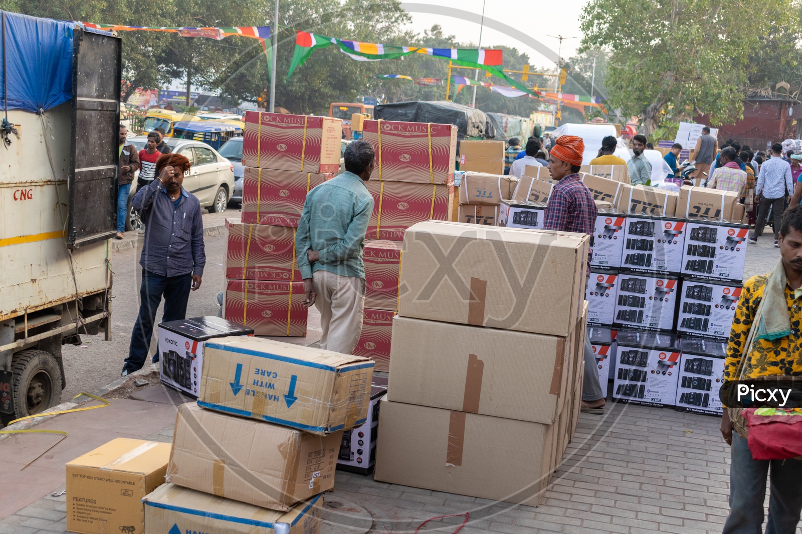 Labour unloading goods at Chandni Chowk