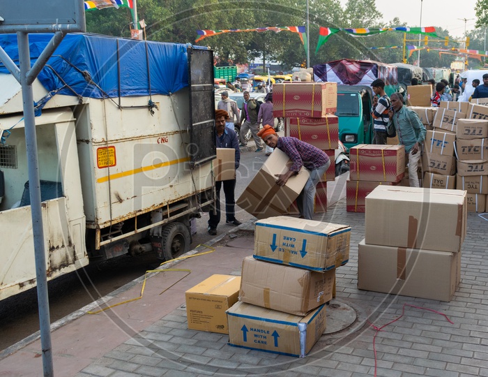 Labour unloading goods at Chandni Chowk