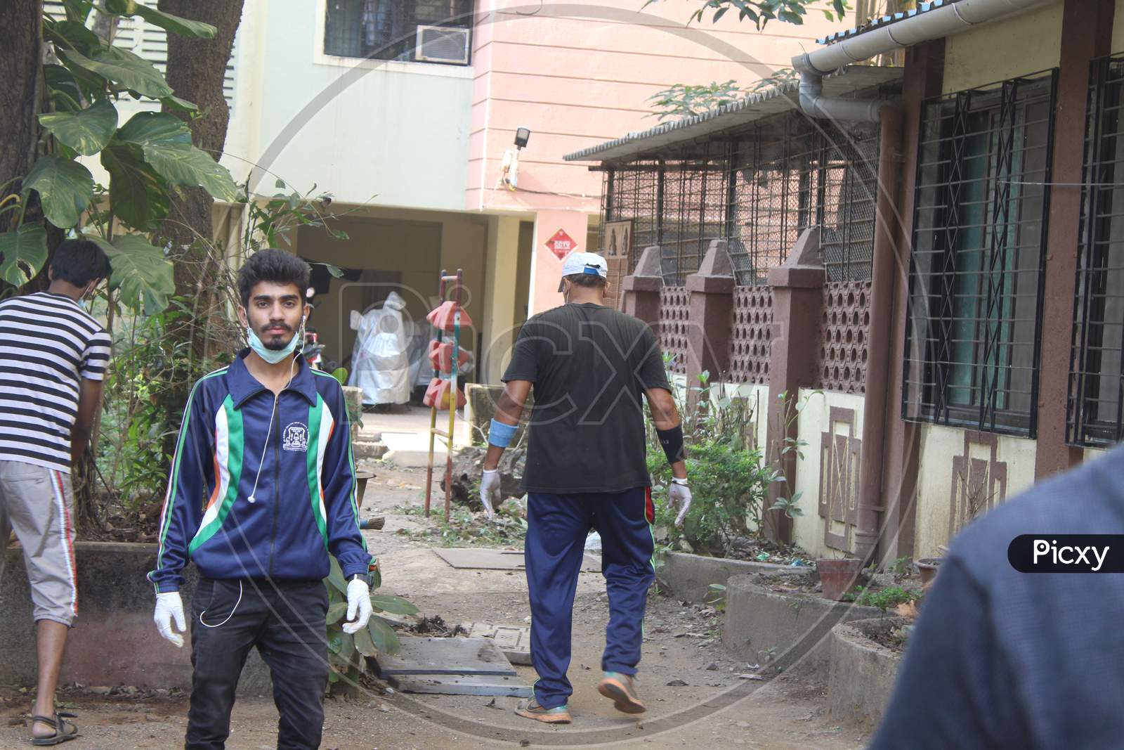 People Of an Residential Colony Participating in Swatch Bharath   Programme