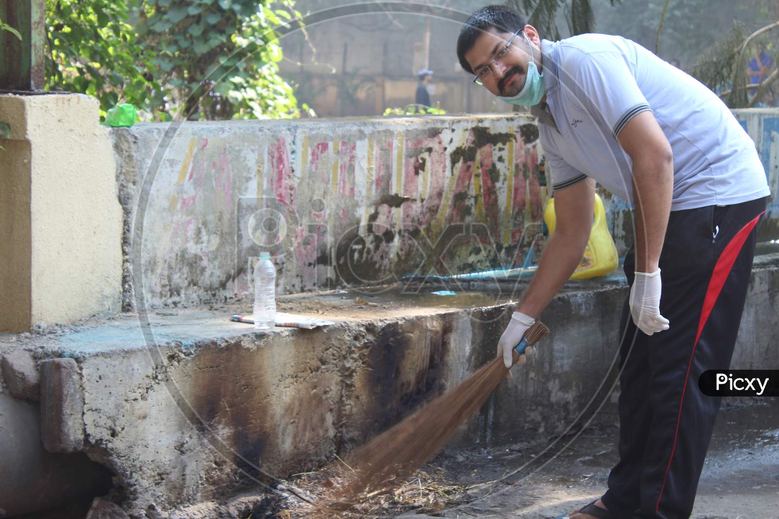 People Of an Residential Colony Participating in Swatch Bharath   Programme