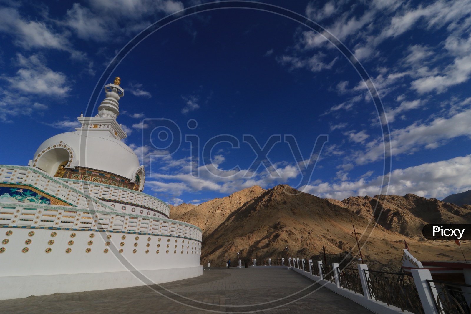 Shanti Stupa  with beautiful mountains in leh