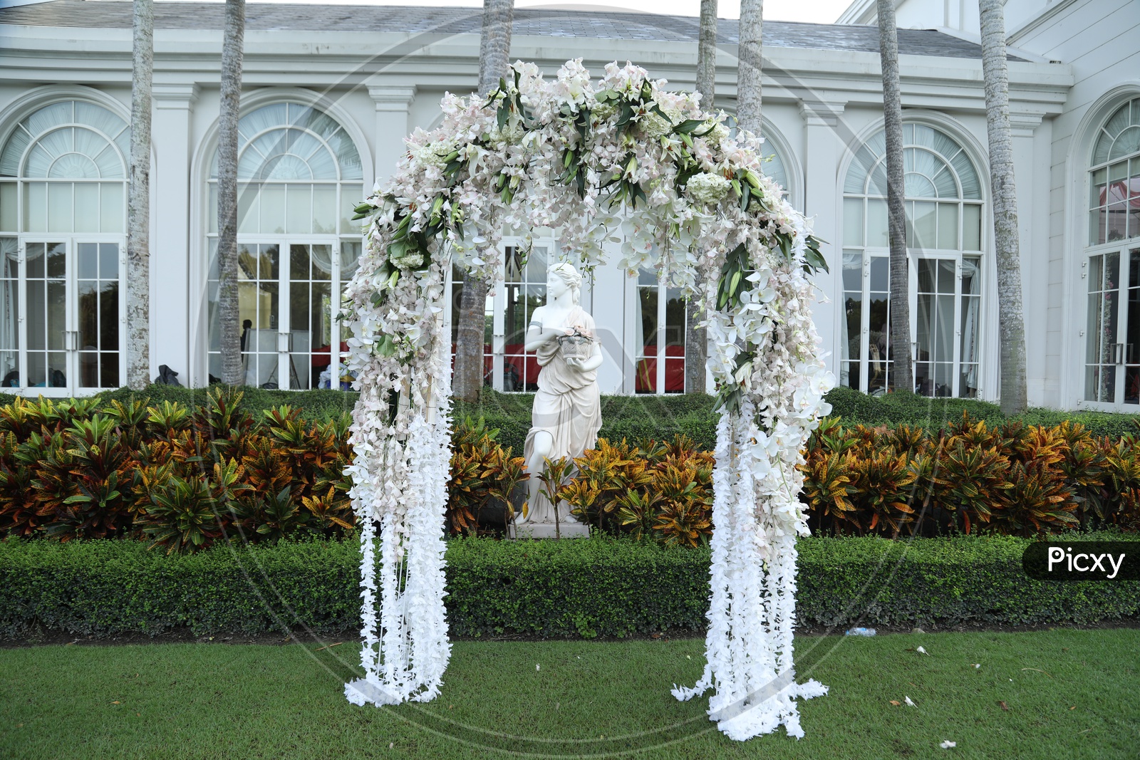 Backdrops For Wedding With Fresh Flowers Decorations