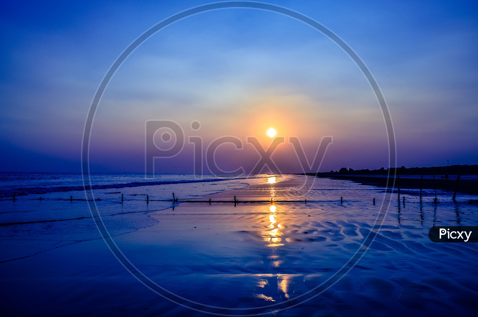 Sunrise along the beach - Surya Lanka