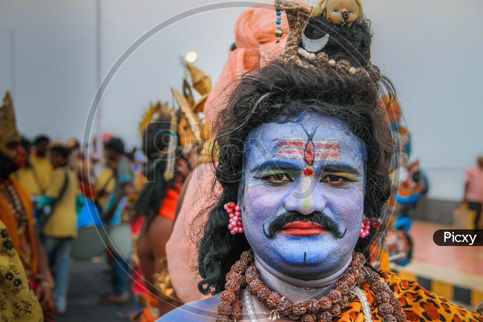 An artist got dressed like Lord Shiva