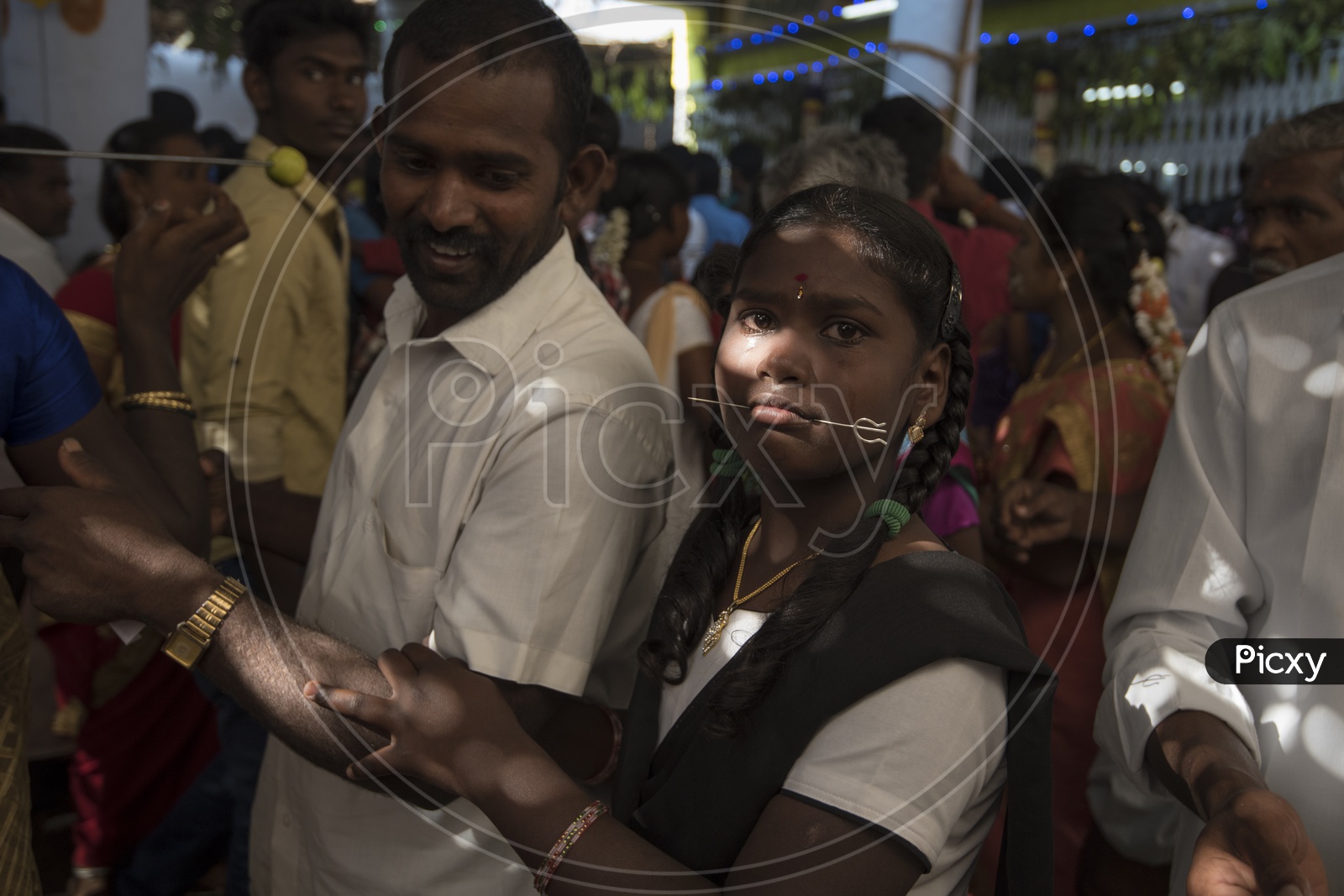 A girl with her father at Festival of Kali Kaveripattinam