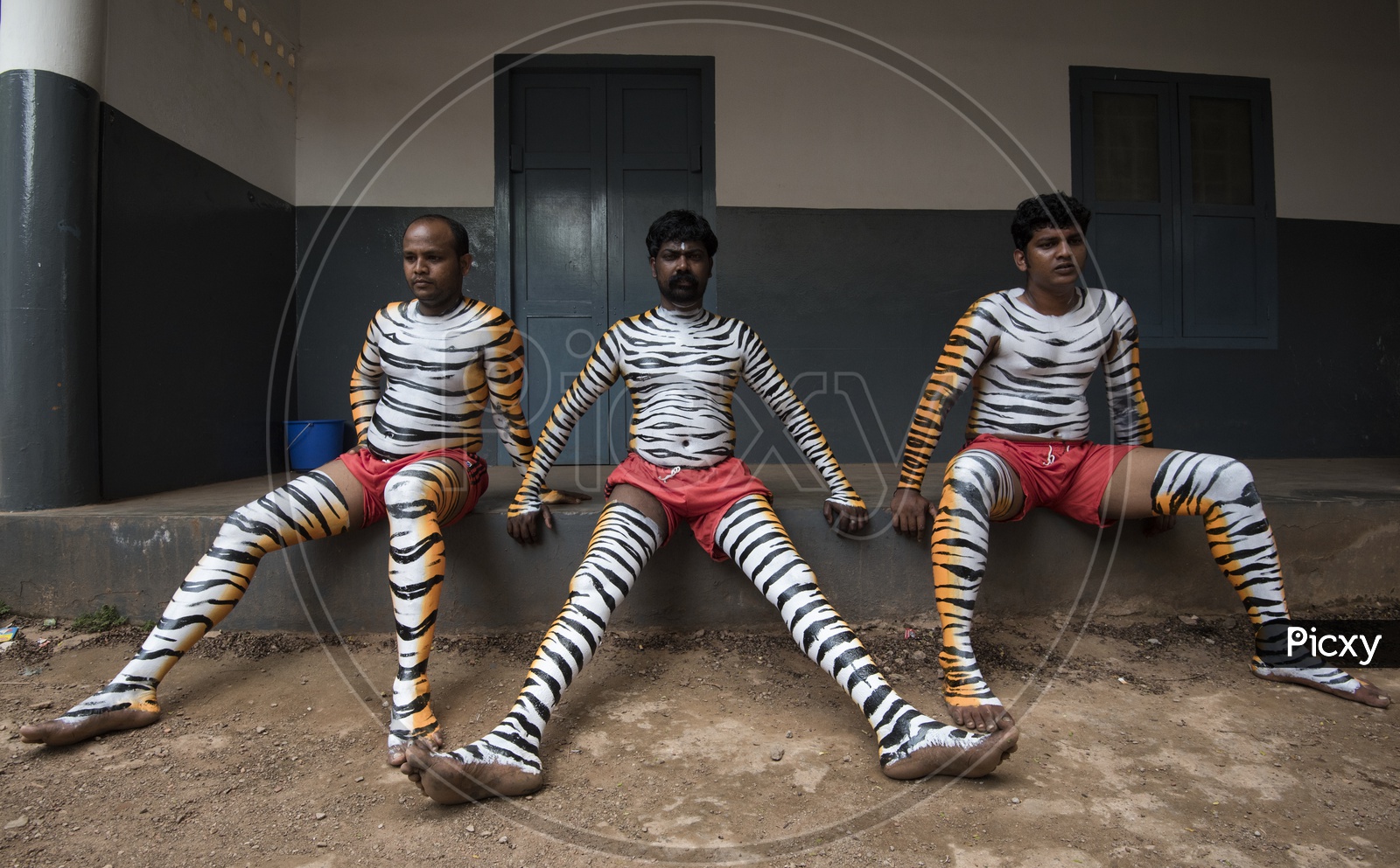 Pulikali (Play of the Tigers), Performers relaxing