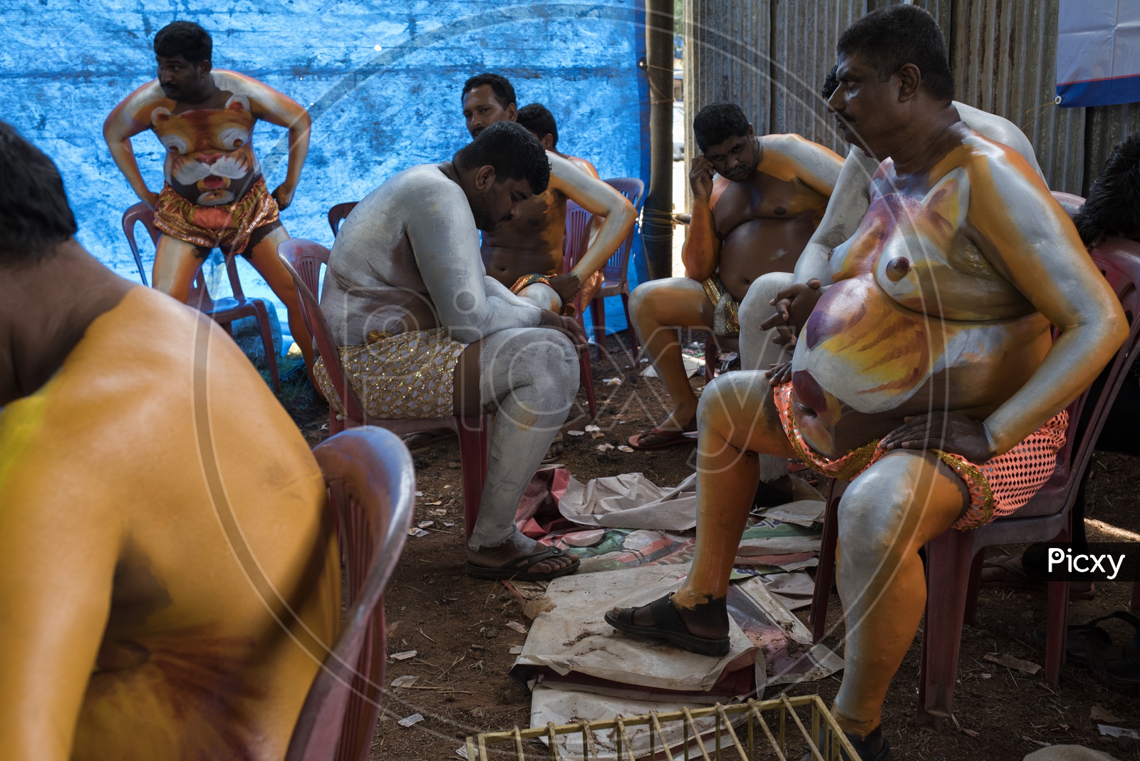 Pulikali (Play of the Tigers), Performers relax before a performance