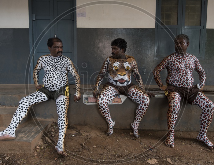 Pulikali (Play of the Tigers), Performers relaxing before a Performance