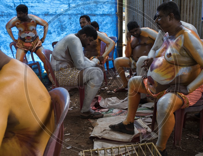 Pulikali (Play of the Tigers), Performers relax before a performance
