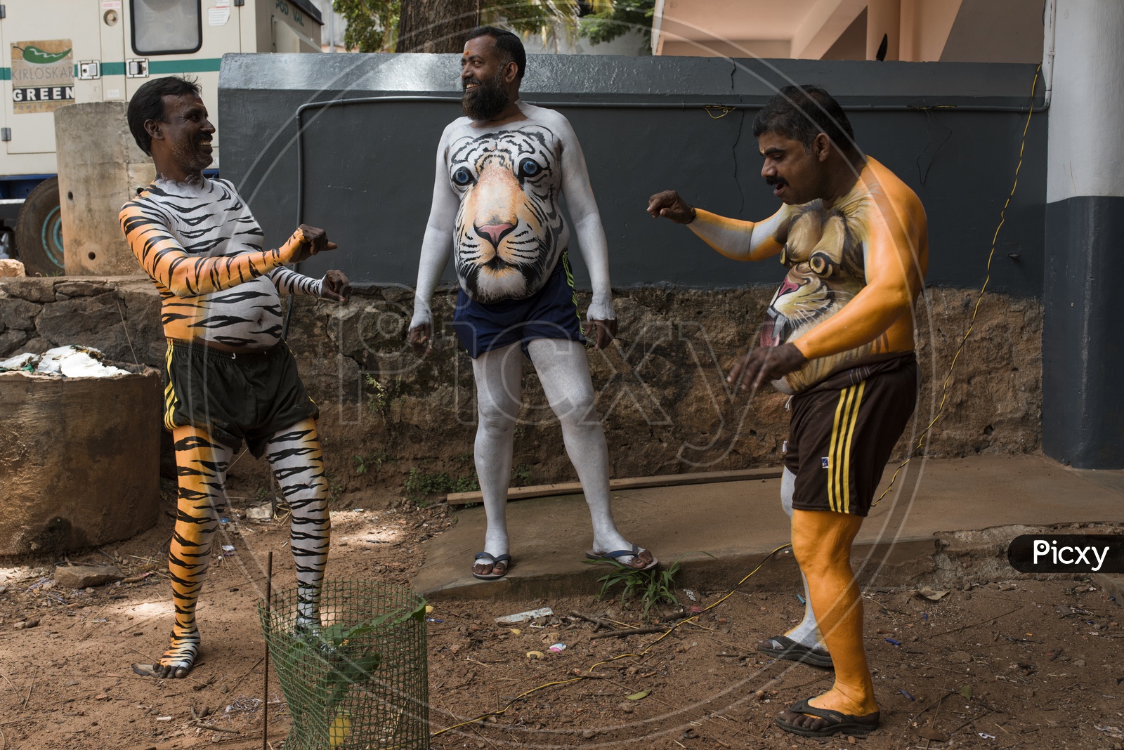 Pulikali (Play of the Tigers), Performers practice their steps