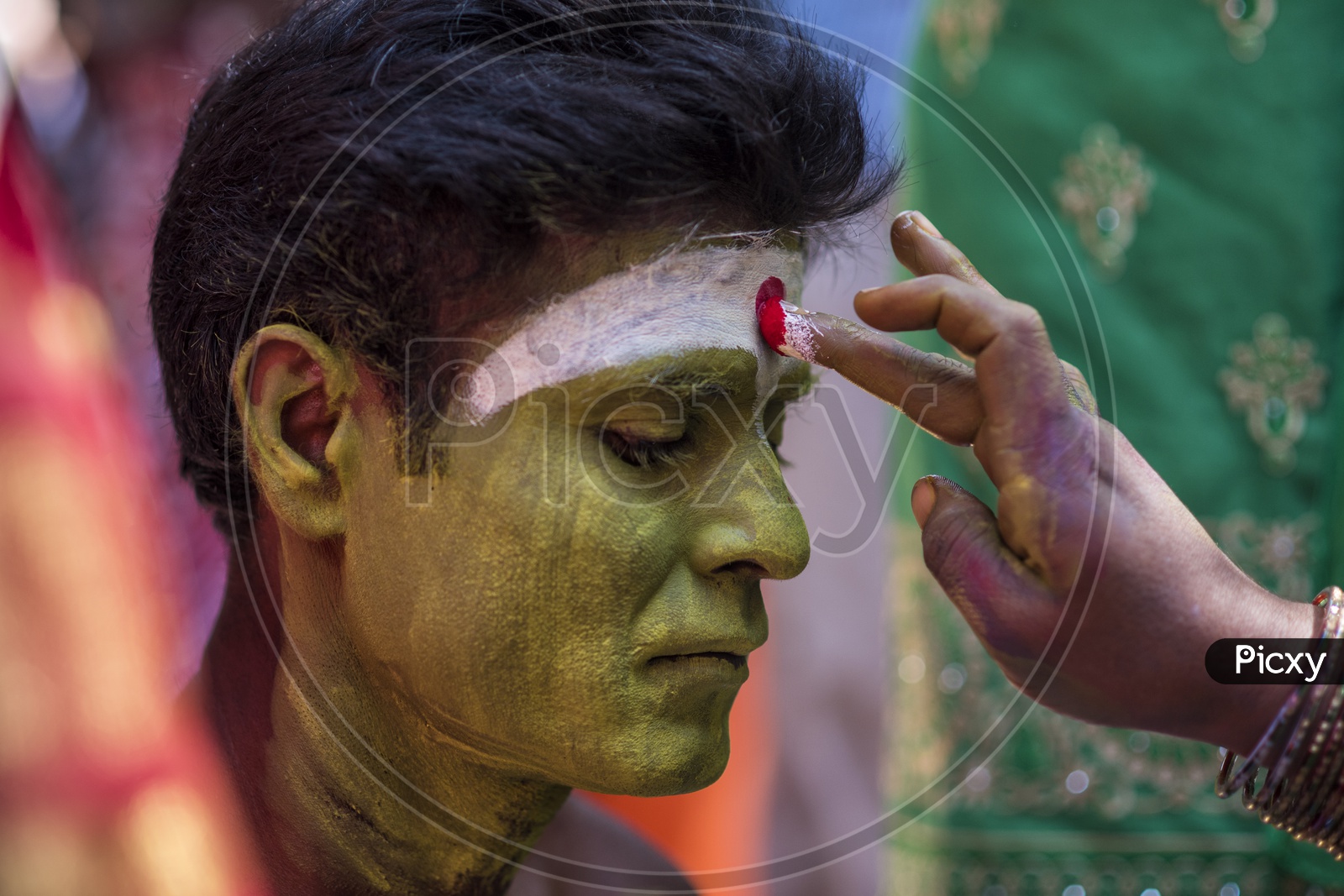 A man getting ready for the Festival of Kali Kaveripattinam