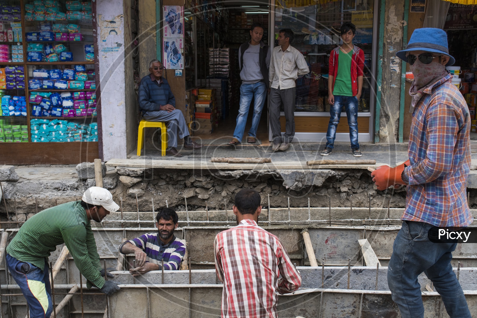 Construction workers in Leh