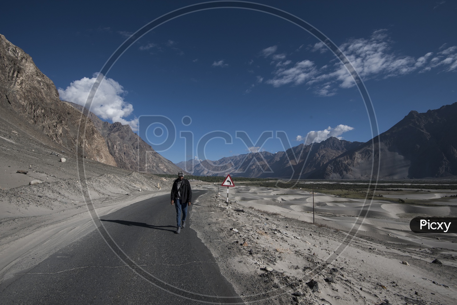 Roadways of leh with beautiful mountains