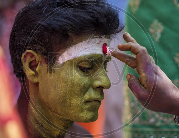 A man getting ready for the Festival of Kali Kaveripattinam