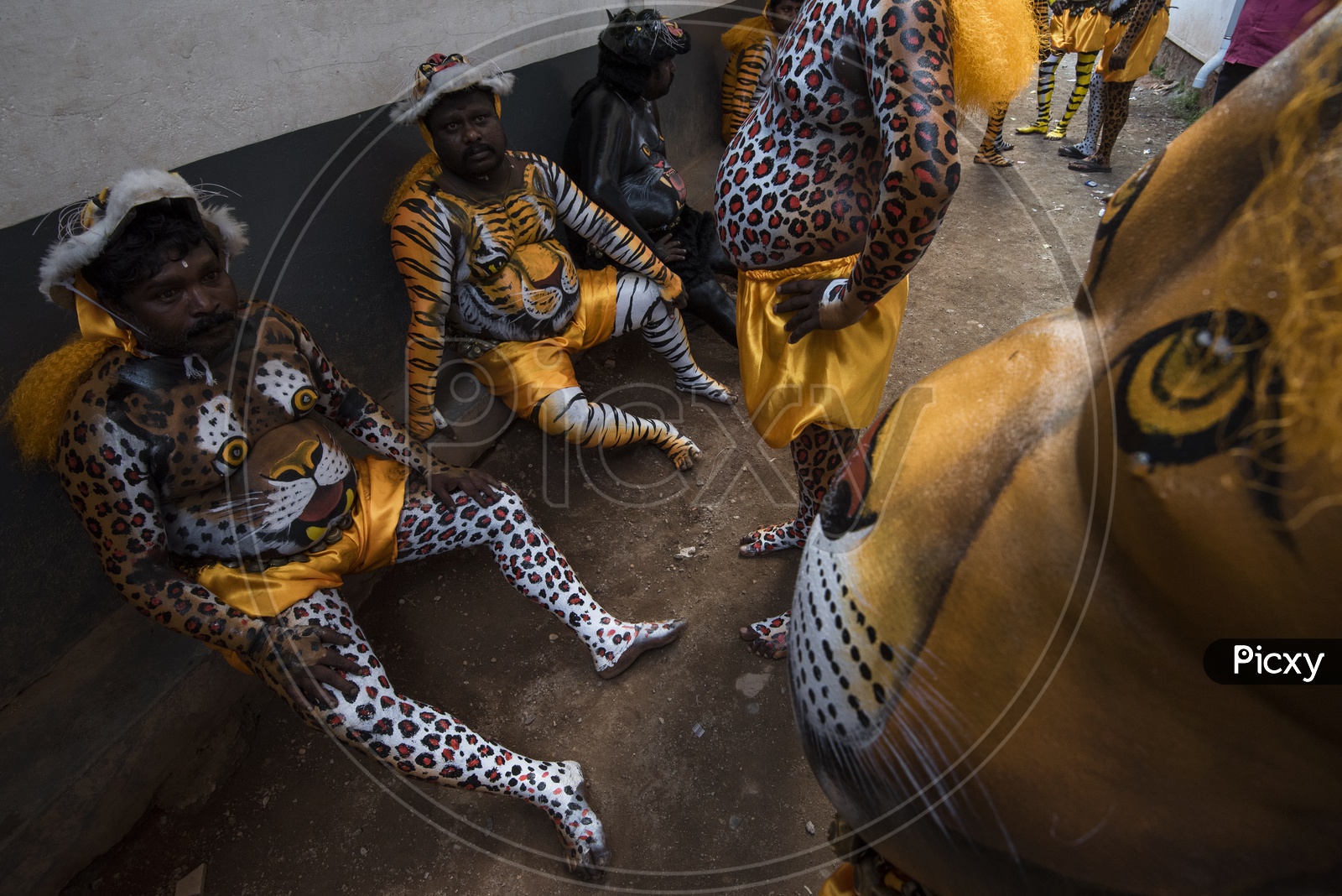 Performers relax before a performance, Pulikali (Play of the Tigers)