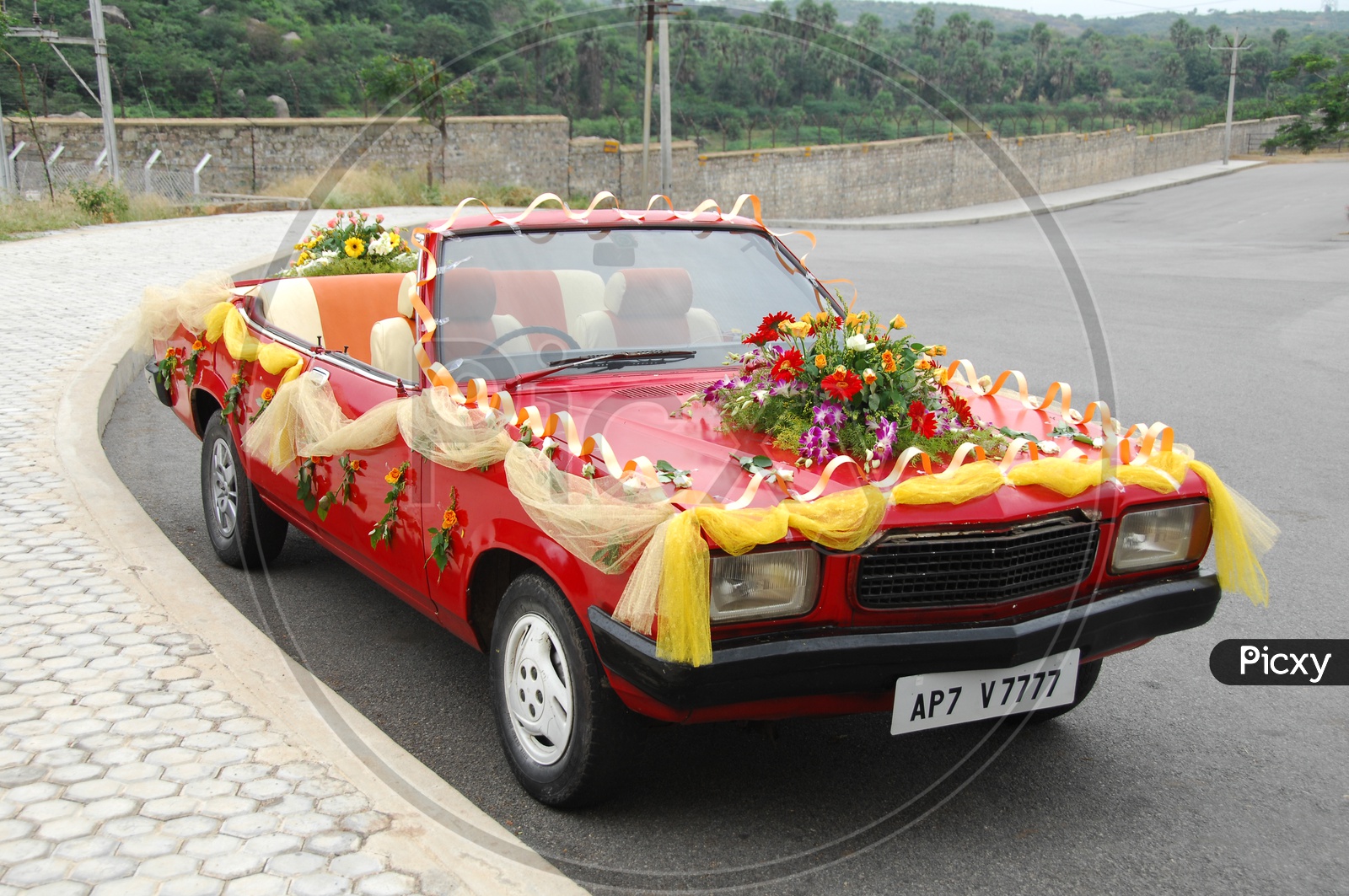 Image of Vintage Wedding Car With Fresh Flower Decoration-KQ374112-Picxy