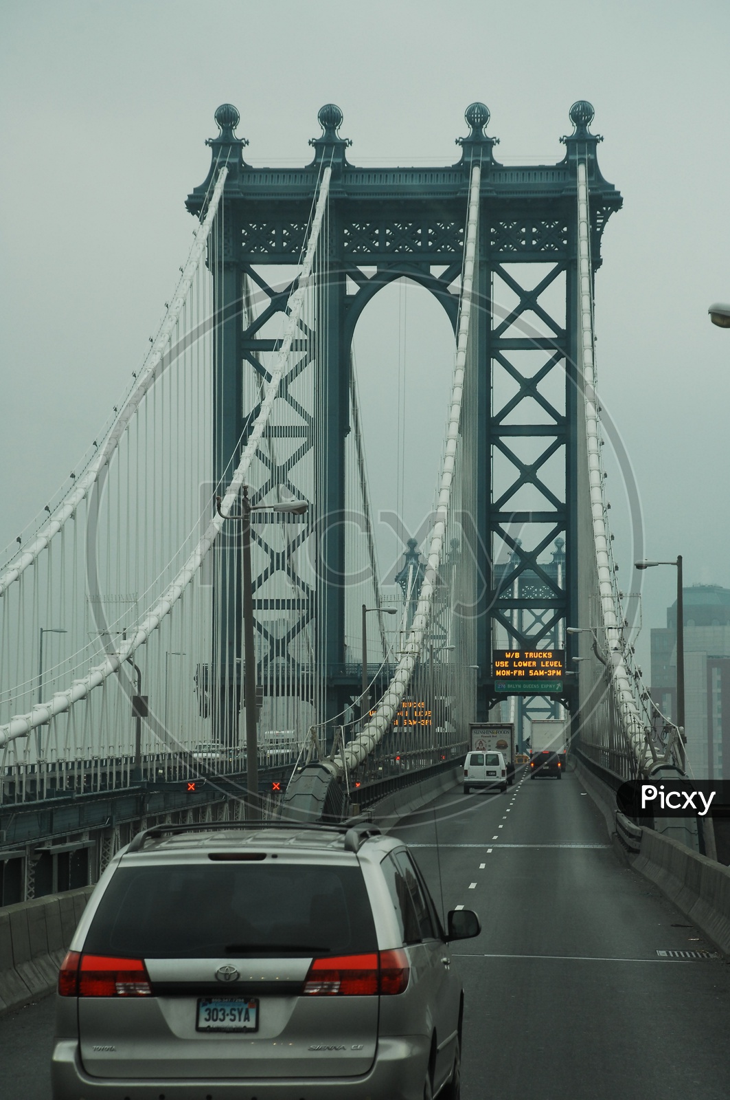 Beautiful view of Manhattan Bridge with vehicles moving  in New York City