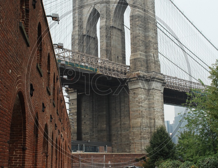 Side view of Brooklyn Bridge