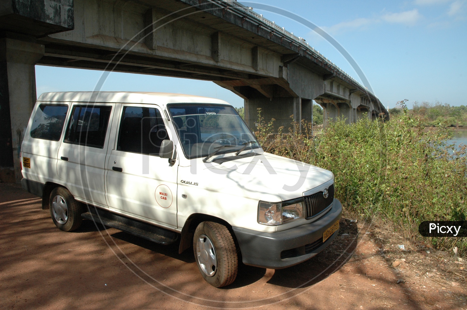 Qualis maxi cab under the bridge