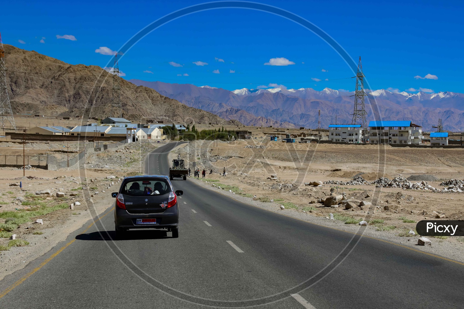 Roadways of leh with beautiful mountains in background