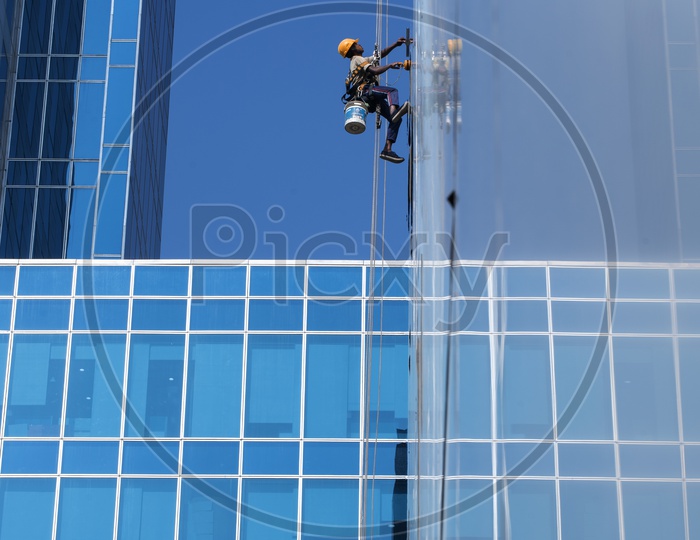 Building Glass Facade Cleaning Workers In WaveRock  SEZ