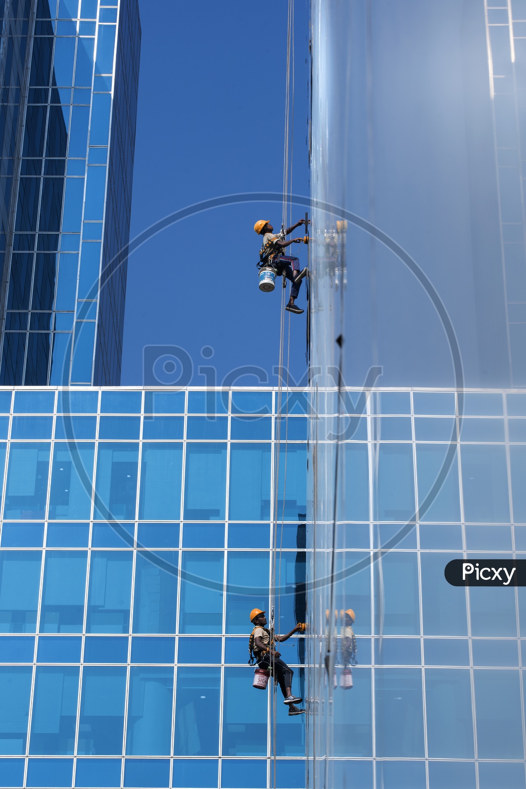 Building Glass Facade Cleaning Workers In WaveRock  SEZ