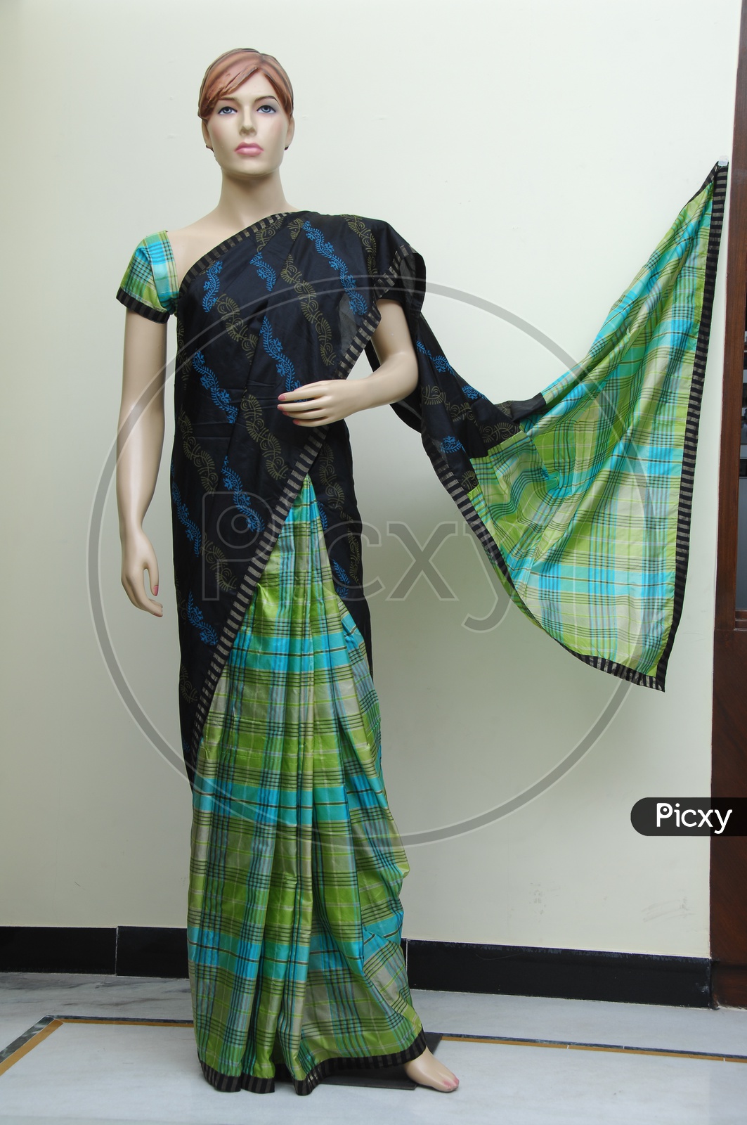 Image of Mannequin draped in a traditional Indian saree-LO337293-Picxy