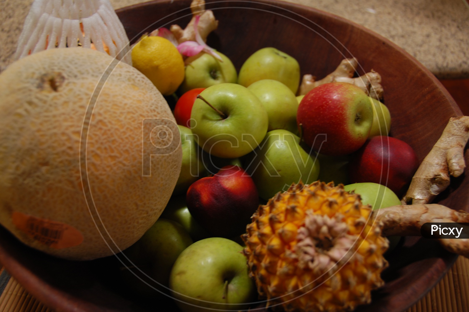 Photograph of Apple fruits in a bowl
