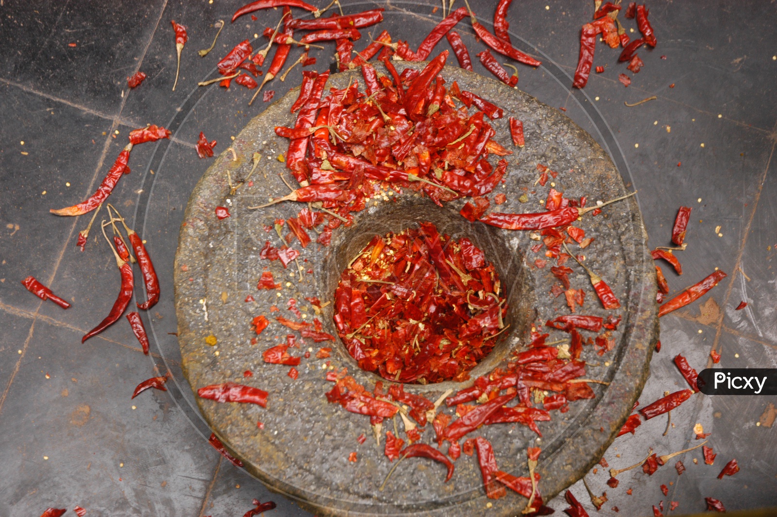 image-of-indian-traditional-way-of-making-chilli-flakes-pc514399-picxy