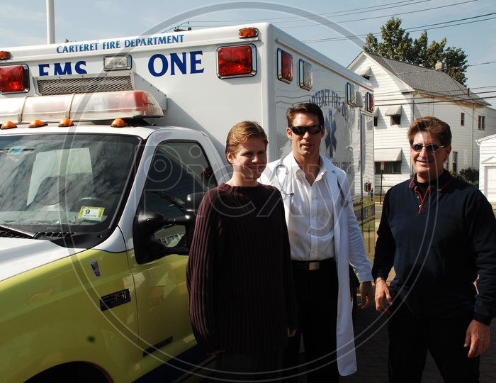People and a doctor standing at the ambulance
