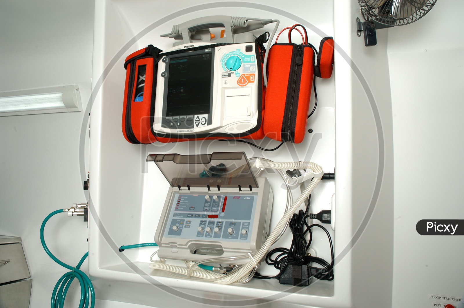 Image of Automated defibrillator in the ambulanceHU165941Picxy