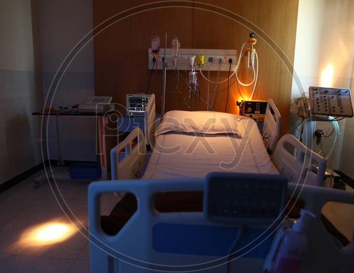 Patient recovery bed in a hospital with medical devices