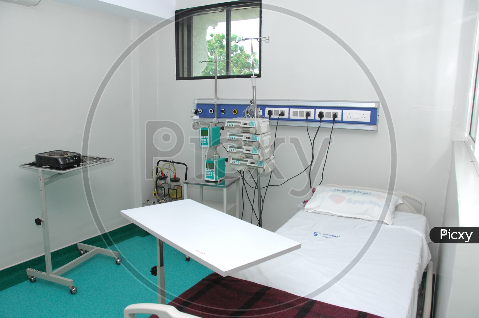 Patient recovery bed with medical equipments in a Hospital