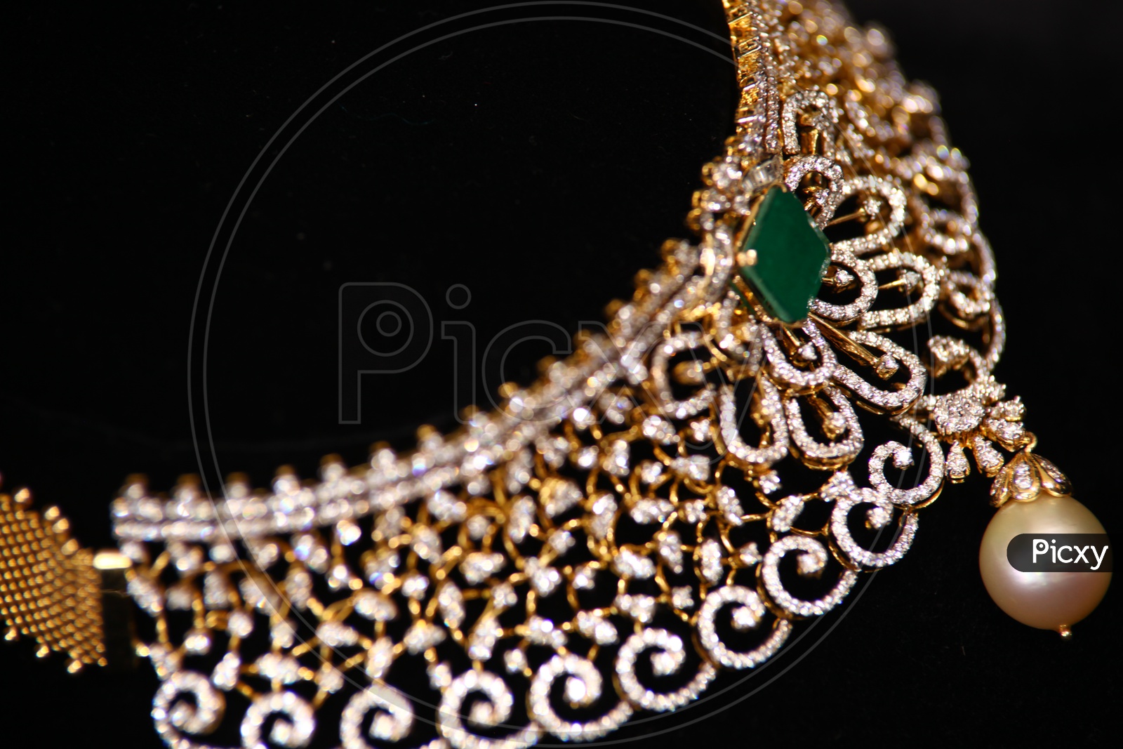Bridal gold choker necklace with green Emerald and pearls - Women Accessories
