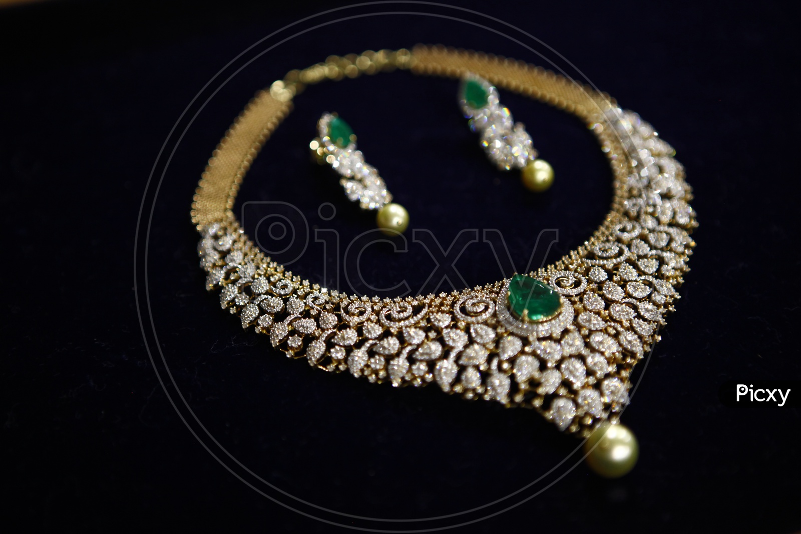 Bridal look women green Emerald, pearls & gold choker necklace with Earrings