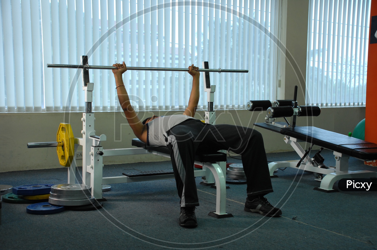 Image of A man doing bench press in a gym-KZ151605-Picxy