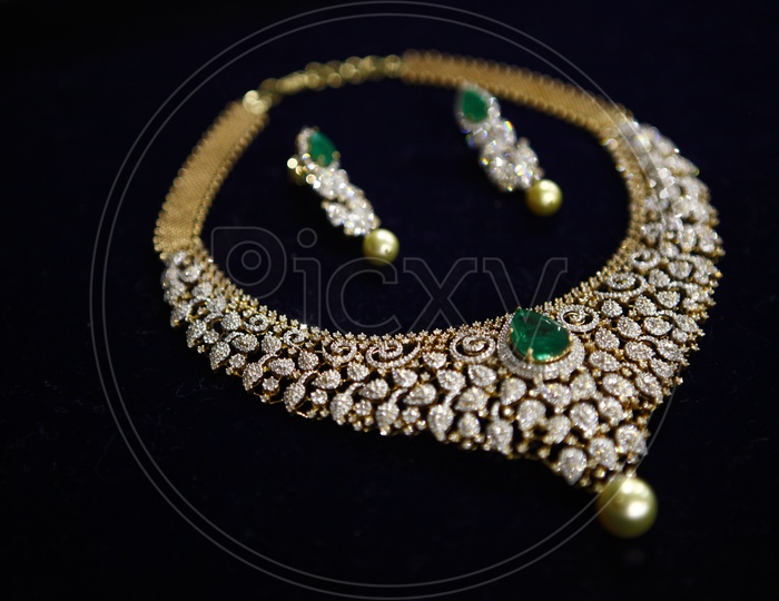 Bridal look women green Emerald, pearls & gold choker necklace with Earrings