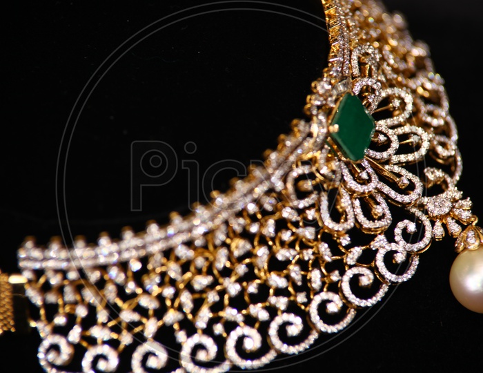 Bridal gold choker necklace with green Emerald and pearls - Women Accessories