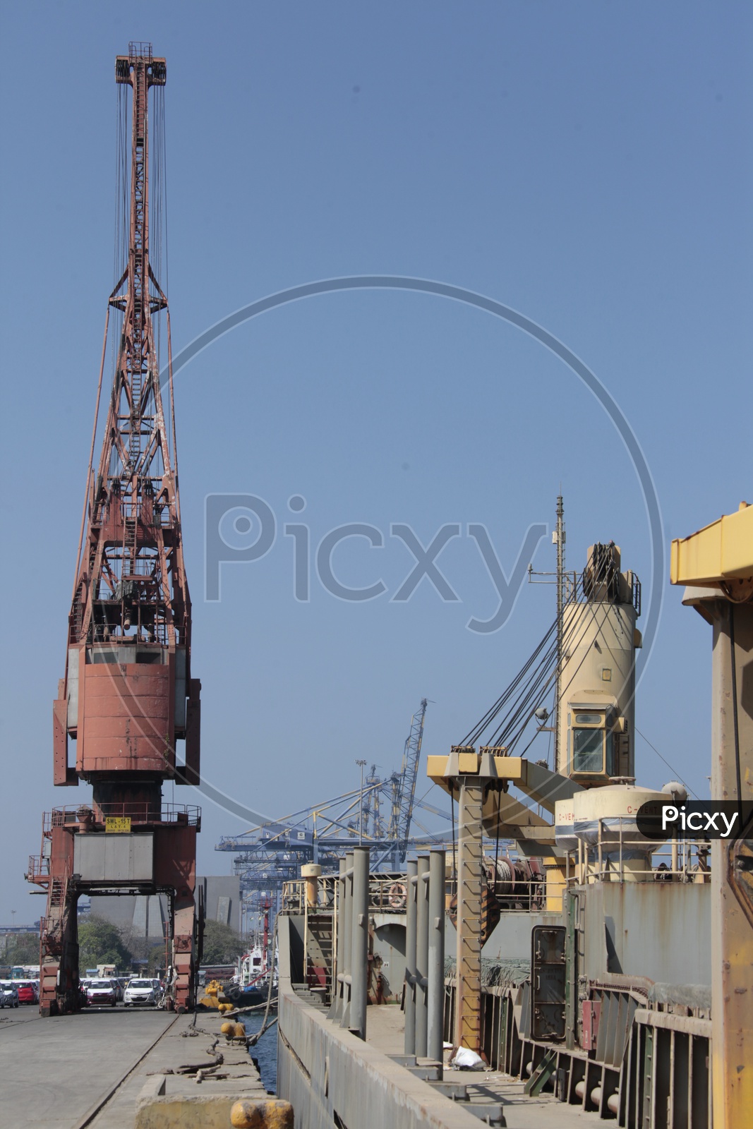 Crane vessel (floating) alongside the port