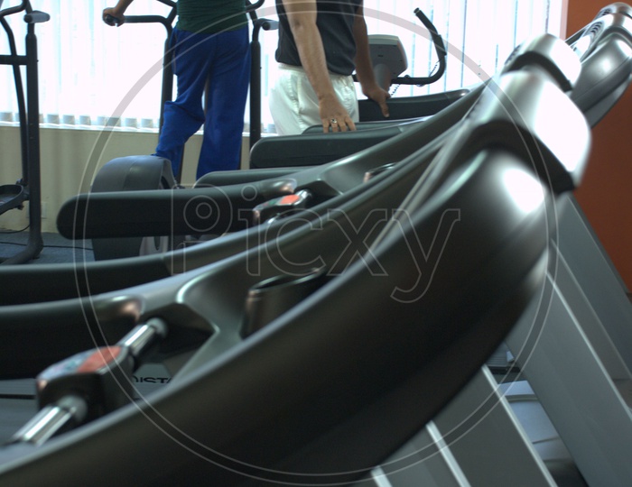 Man looking backwards running on the treadmill