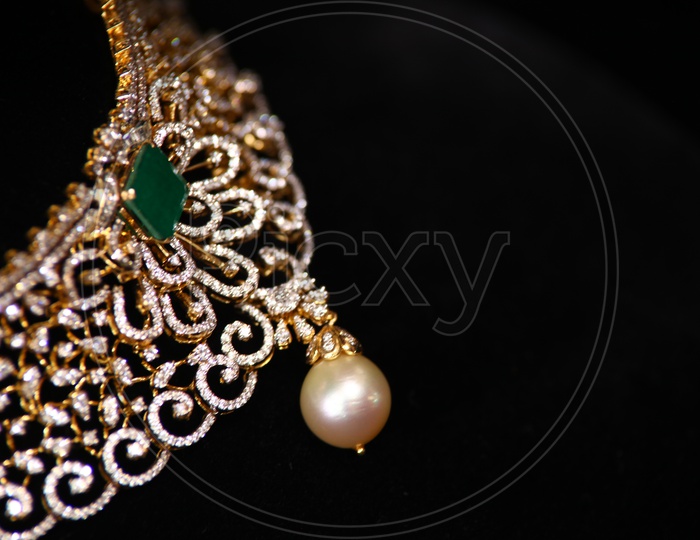 Bridal look women green Emerald, pearls & gold choker necklace