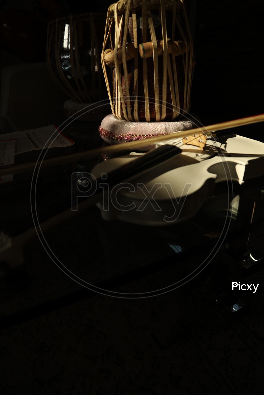 Larawan ng Violin at isang Tabla-IO887895-PicxyLarawan ng Violin at isang Tabla-IO887895-Picxy  