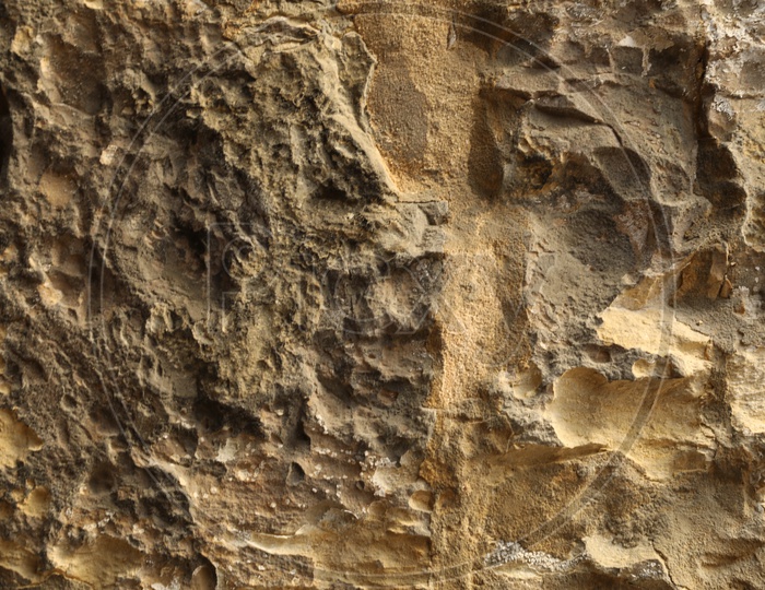 Disseminated rock layers on a wall