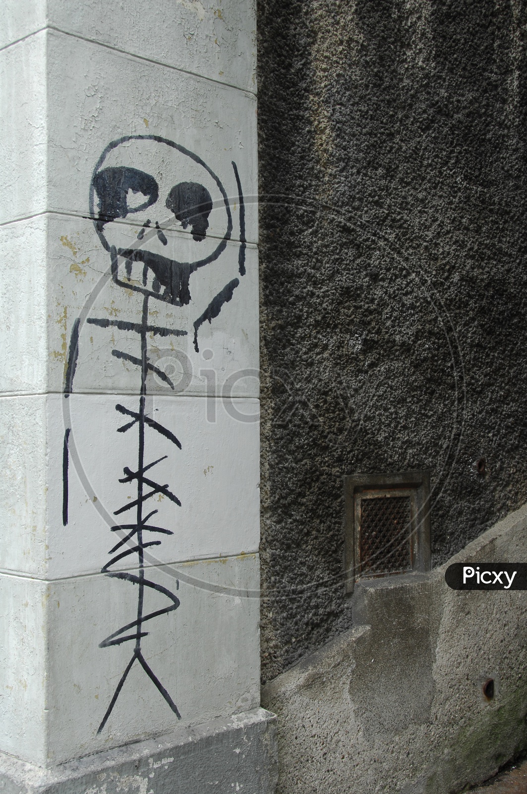 A skull drawing on a wall