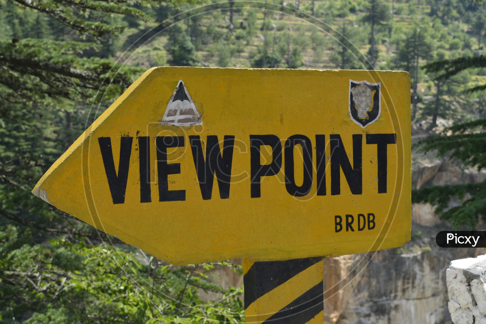 A yellow sign board with view point written on it.