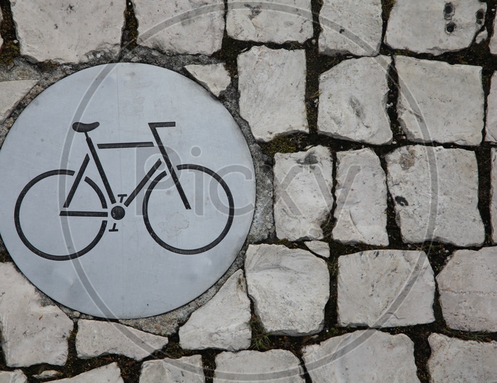 Bicycle indication on wall
