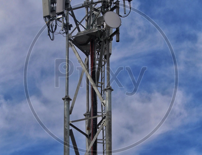 Man at work on a mobile network tower