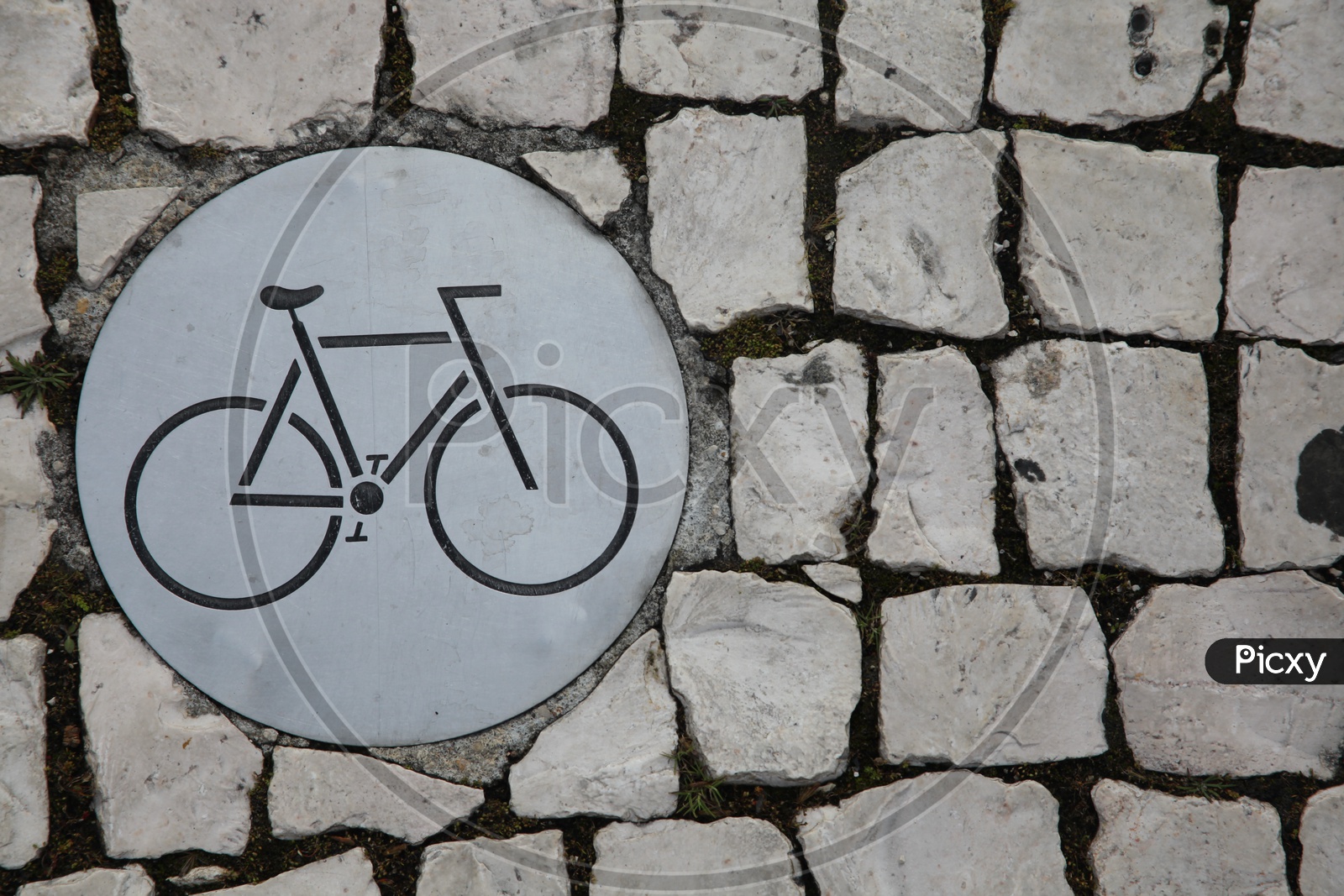 Bicycle indication on wall